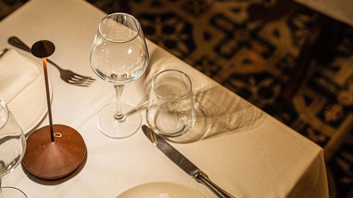 Inteligència artificial per fer un "sinpa" en un restaurant: l'estafa que cada vegada denuncien més hostelers